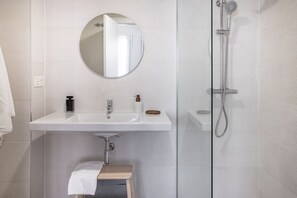 Appartamento, 1 camera da letto, terrazzo | Bagno | Doccia, asciugamani