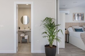 Appartement, 1 chambre, terrasse | Salle de bain | Douche, serviettes fournies