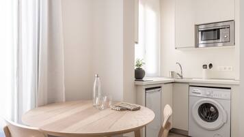 Studio, Balcony | Private kitchen | Fridge, microwave, stovetop, toaster