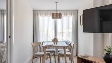 公寓, 1 間臥室, 露台 | 餐廳