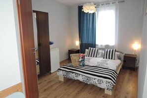 7 bedrooms, travel crib, free WiFi, bed sheets - Rewal Getaway Home near Baltic Coast (Rewal)