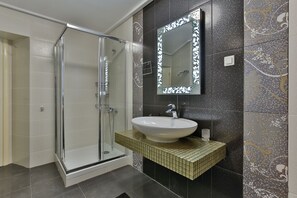 Ducha y bañera combinadas, secador de pelo y toallas