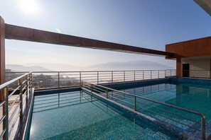 Outdoor pool - Gorkha Garden hotel (Gorkha)