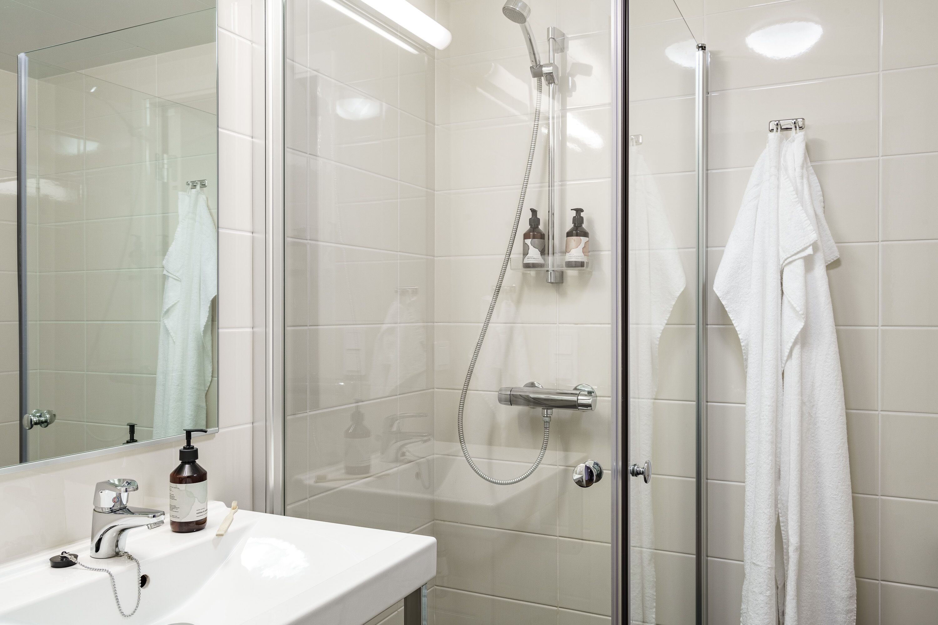 Boo Boo Couple | Bathroom | Shower, towels