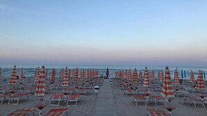 Outdoor banquet area - Sunny Escape near Silver Beach for 3 (Alba Adriatica (TE))