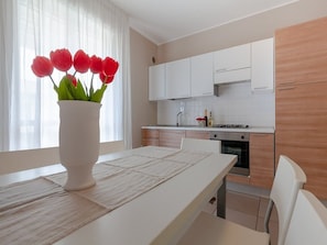 Réfrigérateur, un four, surface de cuisson, table de salle à manger