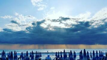 Plage à proximité, chaises longues