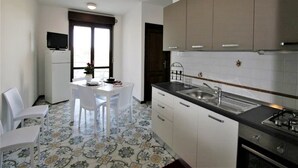 Geladeira, fogão, cooktop, talheres/pratos/utensílios de cozinha