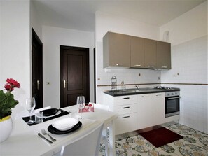 Refrigerador, horno, parrilla de estufa y utensilios de cocina