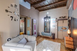 Design-Apartment | Wohnbereich | Fernseher