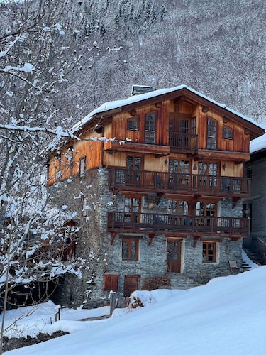 Charming Savoyard chalet in a quiet area with mountain views