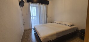 1 habitación, tabla de planchar con plancha y ropa de cama