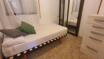 1 chambre, fer et planche Ă repasser, draps fournis
