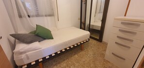 1 slaapkamer, een strijkplank/strijkijzer, beddengoed