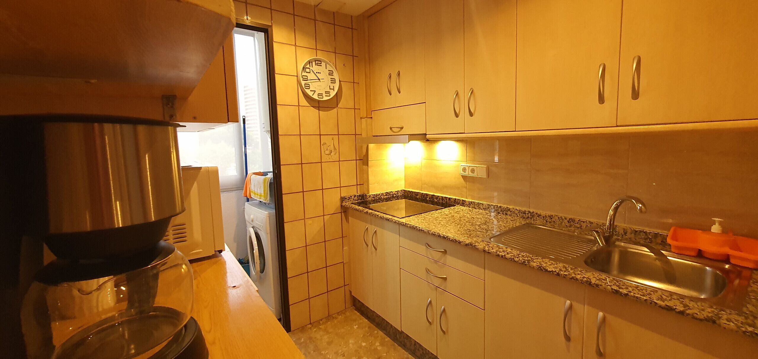 Kjøleskap, mikrobølgeovn, kaffetrakter/tekoker og vannkoker