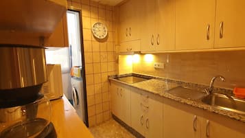 Geladeira, micro-ondas, cafeteira/chaleira, chaleira elétrica