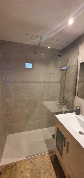 Shower, towels - MARISCAL 3 (2 BEDROOMS) (Benidorm)