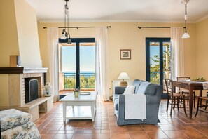 Fernseher, Kamin, DVD-Player