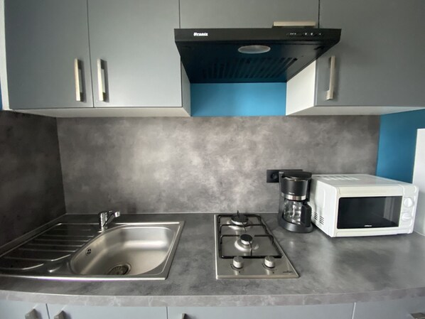 Kühlschrank, Mikrowelle, Herdplatte, Wasserkocher mit Kaffee-/Teezubehör