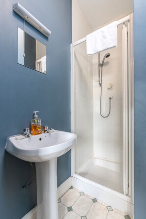 Shower, towels - Evans Lane Townhouse No.7 (Kilkenny)