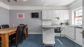 Microwave, cookware/dishes/utensils