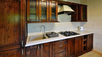 Kylskåp, spishäll, kaffe- och tebryggare och vattenkokare