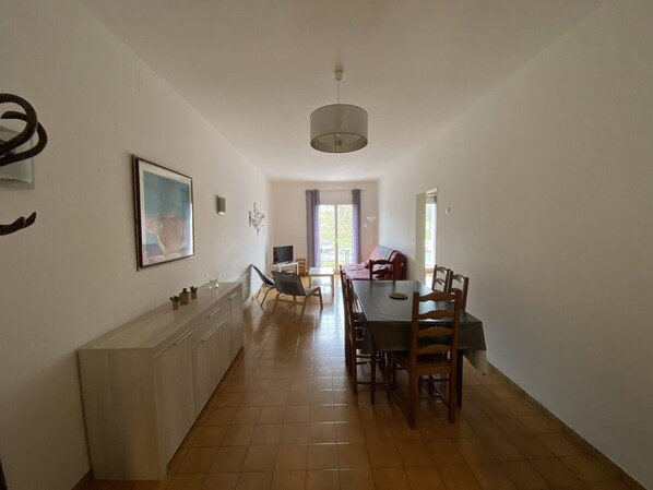 Dining - Central Apartment with Balcony, Wi-Fi & Dishwasher - Near Shops & Spa (La Roche-Posay)