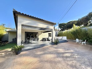 Outdoor dining - Seaside Villa with Terrace, 6 Guests, Near Porticcio Beaches (Porticcio)