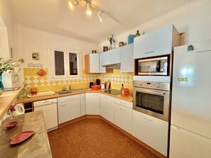 Fridge, microwave, oven, stovetop