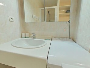 Bathroom - 2-room apartment, 4 sleeps, Saint-Gilles-Croix-de-Vie, with WiFi and parking (Saint-Gilles-Croix-de-Vie)