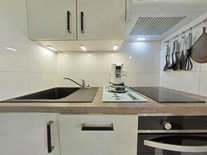 Kjøleskap, mikrobølgeovn, ovn og kokeplater