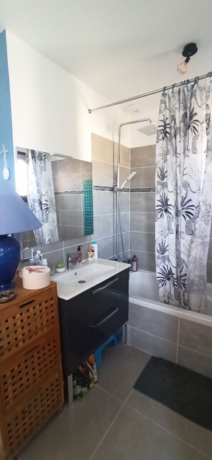 Baignoire, sèche-cheveux, serviettes fournies