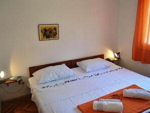 House (Two bedroom Holiday home) | 2 bedrooms - Fig Tree House (Sutivan)