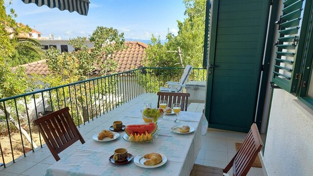 Unclassified image, 1 of 20, button - Fig Tree House (Sutivan)