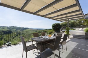 Outdoor dining - Stunning Modern Villa Eva: Panoramic Views, Private Pool, and Tranquil Gardens (Kozana)
