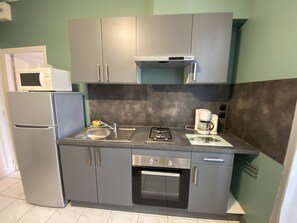 Réfrigérateur, micro-ondes, four, plaque de cuisson