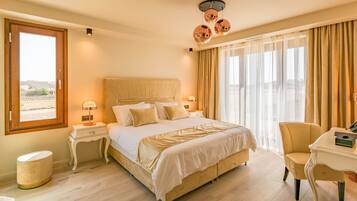 Habitación senior | Baño | Amenidades de baño gratuitas, secadora de cabello, pantuflas