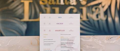 Un menu proposant des options telles que « ENTRÉE », « SOUPE », « CÔTELETTES D’AGNEAU RÔTIES » et « PLAT PRINCIPAL ».