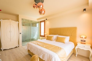 Senior-Zimmer | Hochwertige Bettwaren, Betten mit Memory-Foam-Matratzen, Zimmersafe