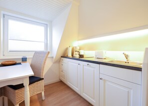 Kühlschrank, Herdplatte, Geschirrspüler