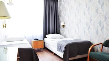 Habitación básica con 2 camas individuales | Cortinas blackout, tabla de planchar con plancha y wifi gratis