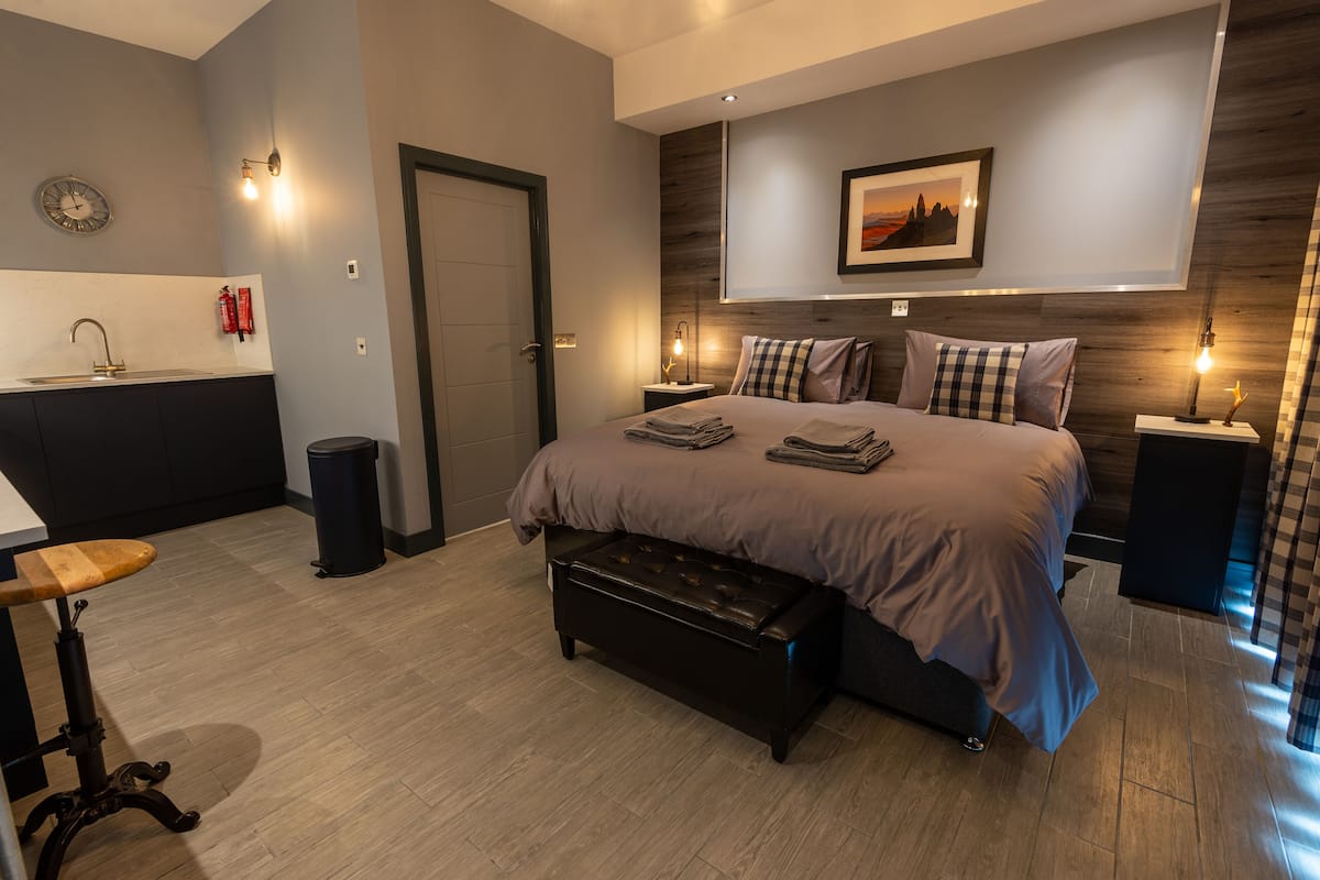 Luxury Double or Twin Room | 埃及棉床单、高档床上用品、记忆海绵床垫、特色装修