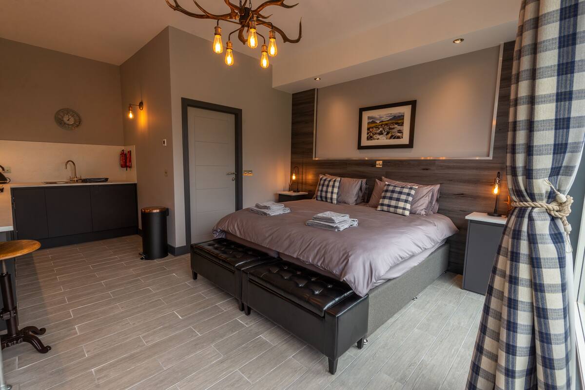 Luxury Double Or Twin Room | 埃及棉床单、高档床上用品、记忆海绵床垫、特色装修