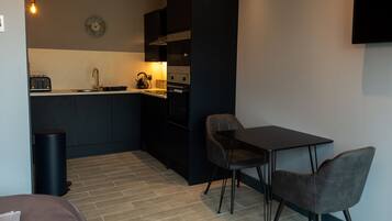 Luxury Double Room | Private kitchen | Microwave, oven, coffee/tea maker, electric kettle