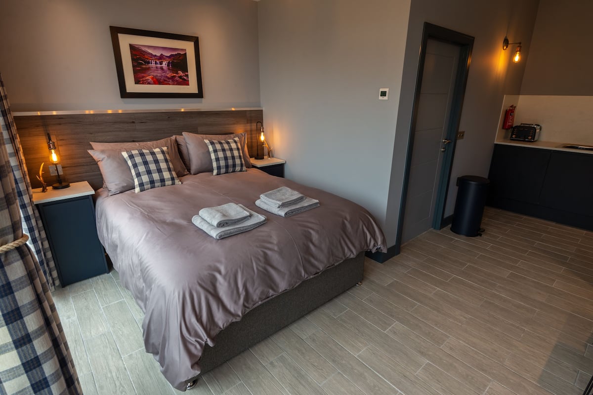 Luxury Double Room | 起居区 | 50-英寸智能电视（配备数码频道）、电视、流媒体服务