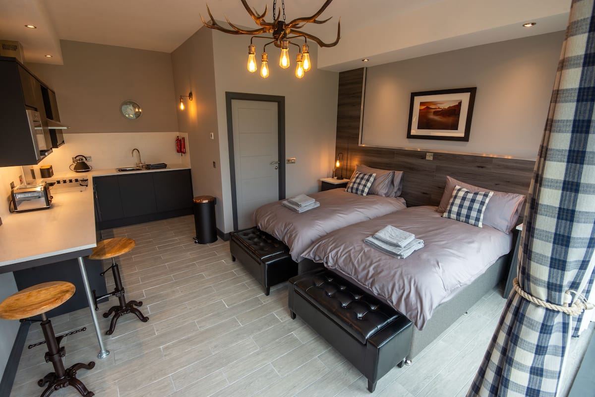 Luxury Double or Twin Room | 埃及棉床单、高档床上用品、记忆海绵床垫、特色装修