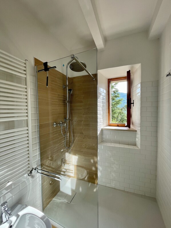 Combined shower/tub, hair dryer, bidet, towels - Tuscan House in the Green (Toscana)