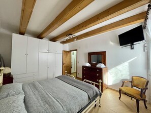 2 soverom, lydisolert, strykejern/-brett og wi-fi (inkludert)