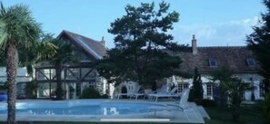 Utendørsbasseng og et oppvarmet basseng