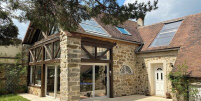 Beautiful country house with heated swimming pool 120 kms from Paris, sleeps 19